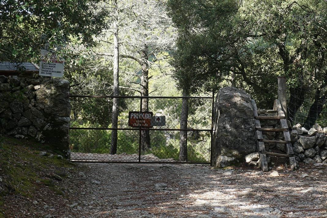 Une porte avec l'inscription "Privado"