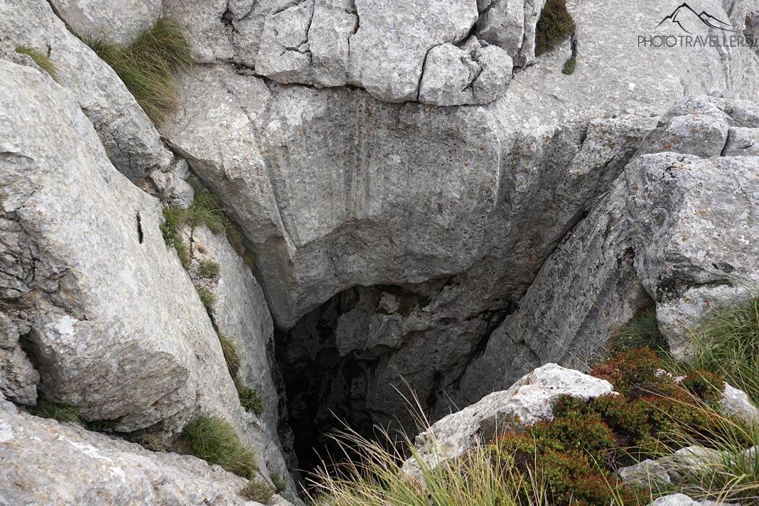 Un profond trou dans la roche sous le sommet de Massanella