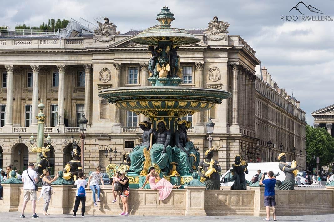 A grande fonte com figuras na Praça da Concórdia em Paris