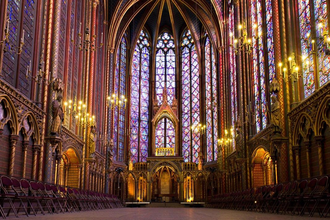 As vitrais no interior da Sainte Chapelle em Paris
