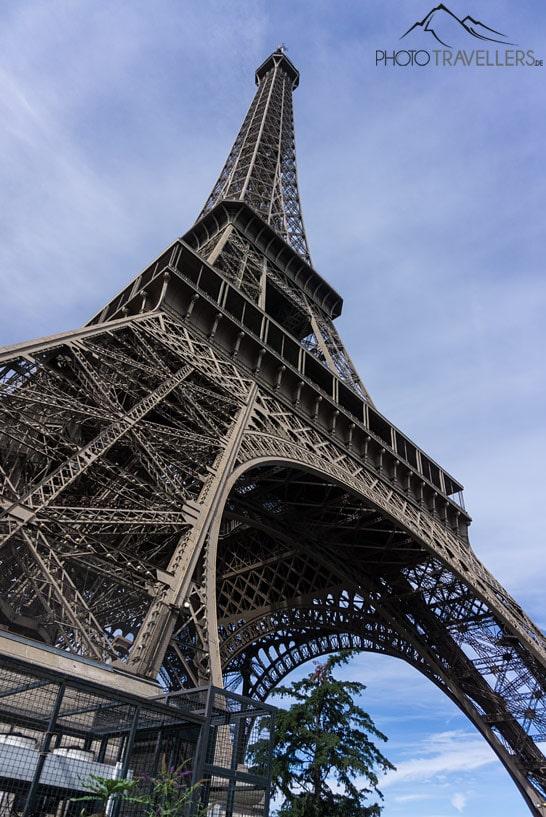 Vista de baixo da Torre Eiffel em Paris