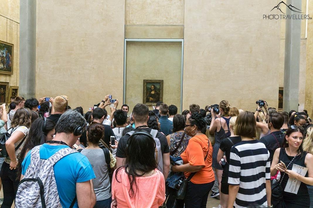 Dezenas de visitantes diante da "Mona Lisa" no Louvre