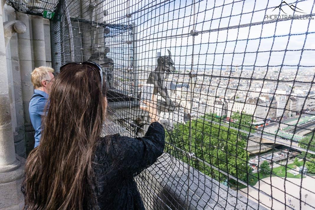 Blogueira de viagens Biggi Bauer, observando Paris da Galeria des Chiméres