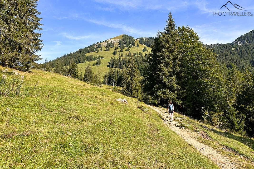 La bloguera de viajes Biggi Bauer en un sendero que conduce al Wildalpjoch