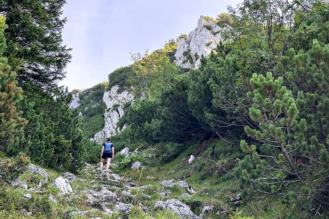 La bloguera de viajes Biggi Bauer subiendo por un sendero de montaña