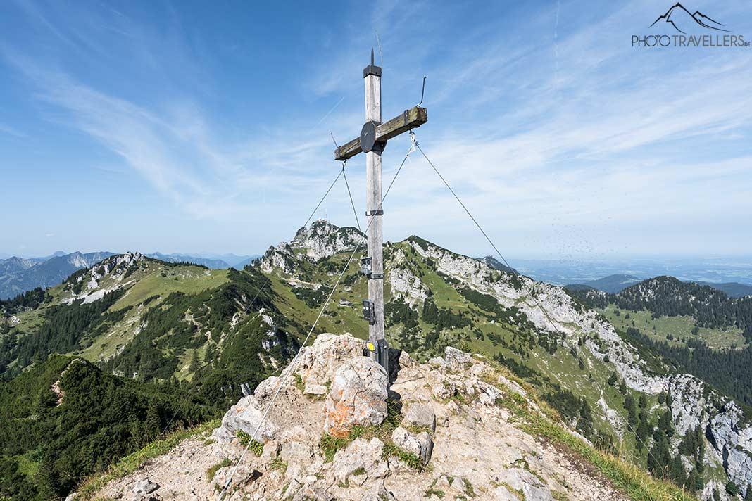 La cruz de la cima del Wildalpjoch, detrás el Wendelstein