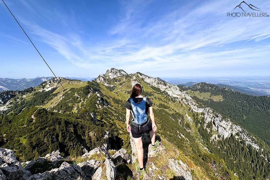 La bloguera de viajes Biggi Bauer en la cima del Wildalpjoch