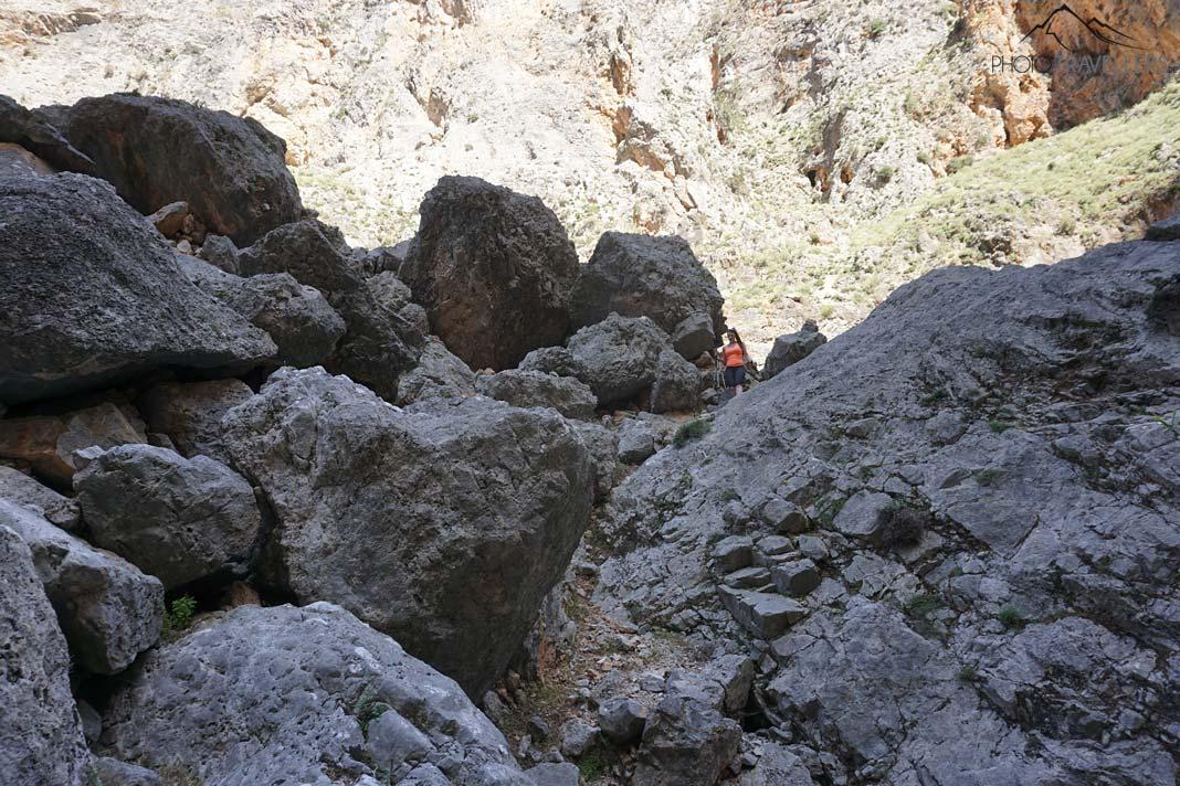 Blogueuse voyageuse Biggi Bauer sur une énorme pierre dans le canyon d'Aradena en Crète