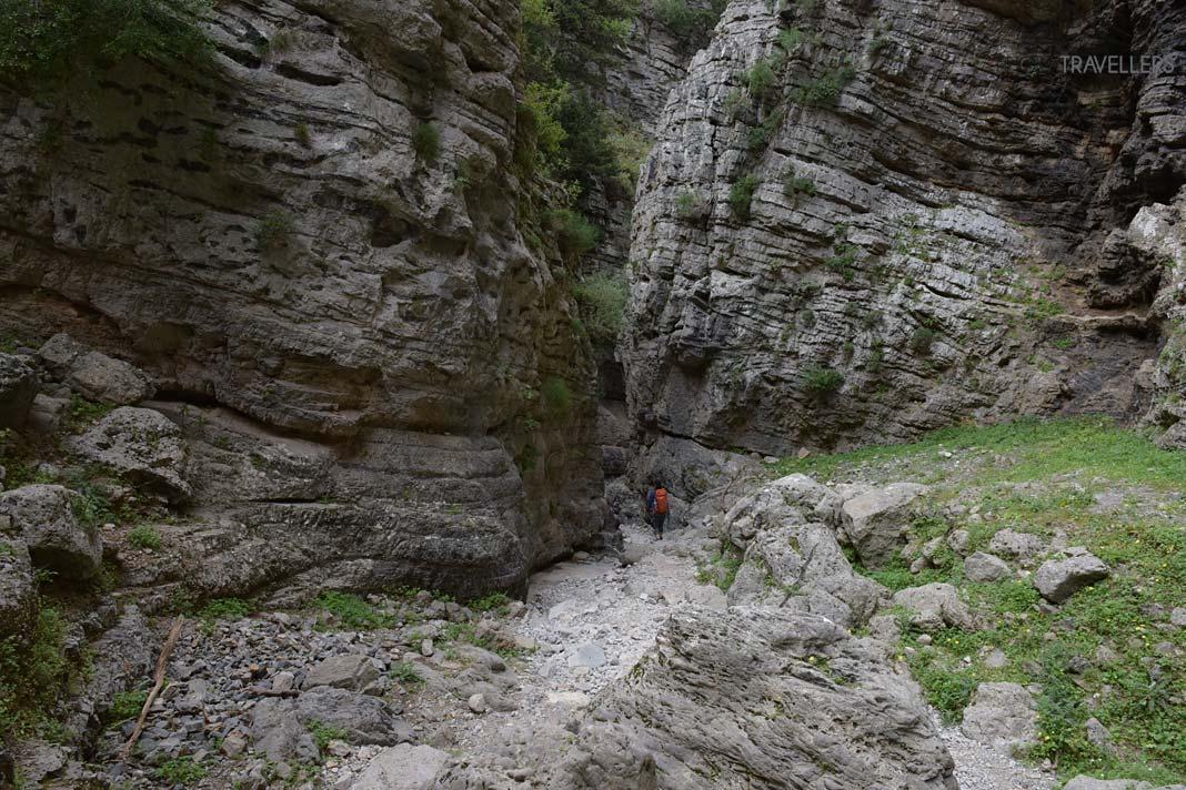 Blogueuse voyageuse Biggi Bauer entre les hauts murs du canyon d'Imbros en Crète