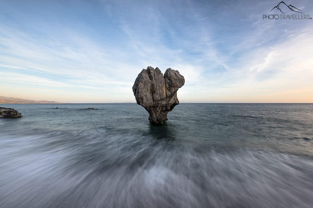 Le rocher emblématique en forme de cœur à la plage de Preveli en Crète
