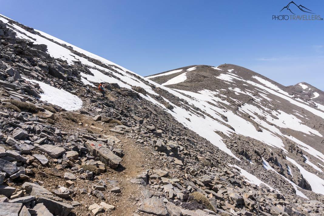 Le sentier de randonnée vers le Psiloritis, qui est partiellement encore enneigé