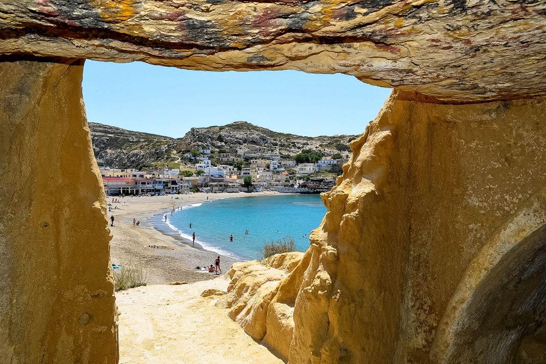 Vue d'une grotte sur la plage de Mátala en Crète