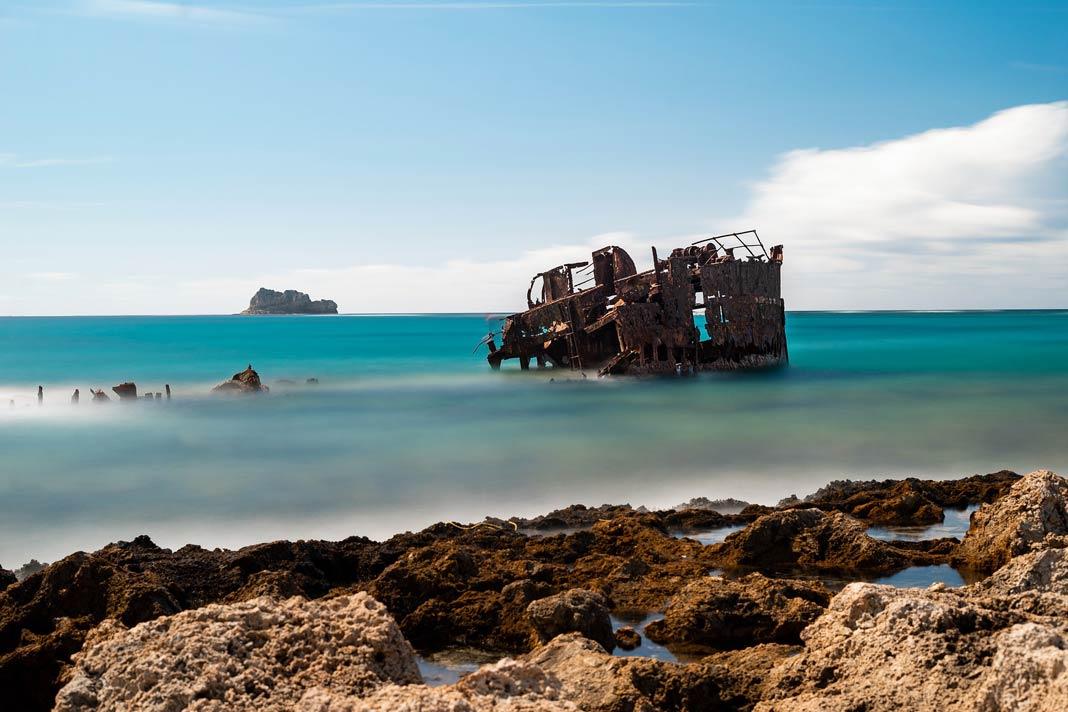 L'épave de bateau ancienne sur la plage de l'île Imeri Gramvousa