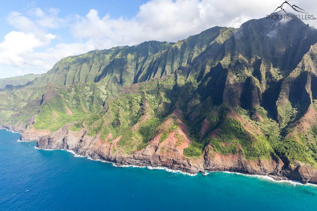 A vista do helicóptero na Costa Nā Pali em Kauai
