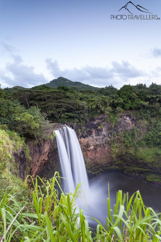 Uma exposição de longa exposição das Wailua Falls em Kauai