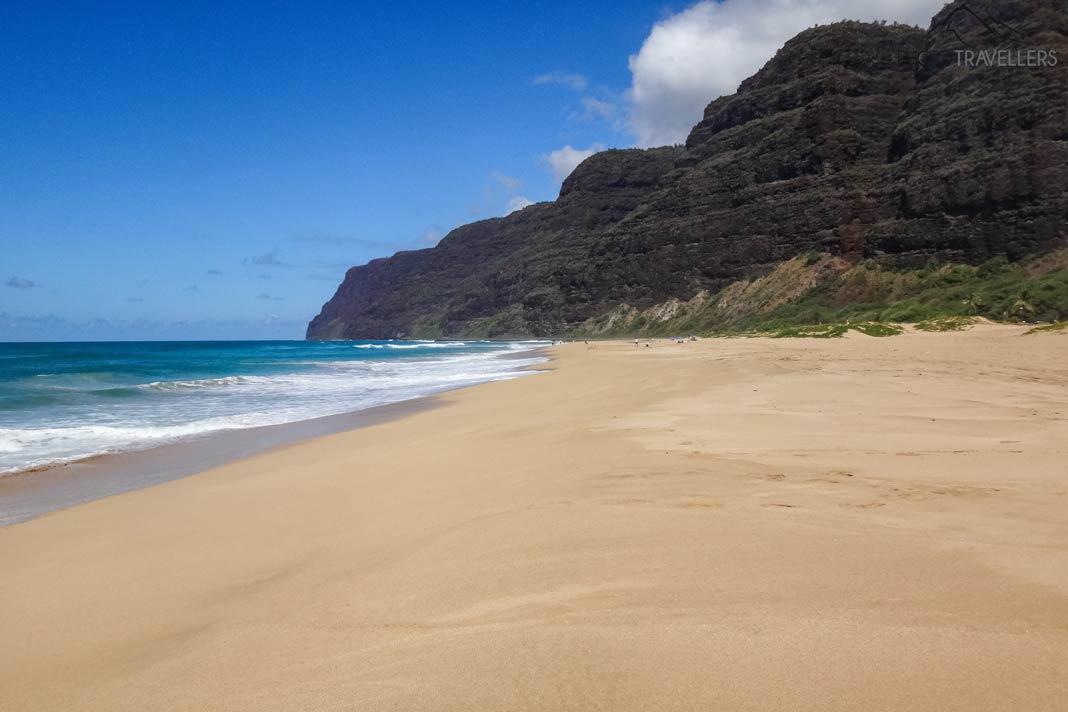 Montanhas desiguais no final da praia de areia no Parque Estadual Polihale