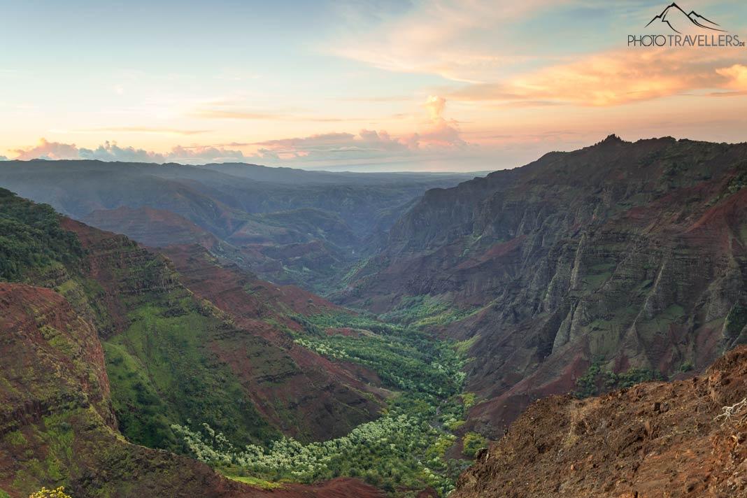 A vista do Waimea Canyon à luz do sol nascente