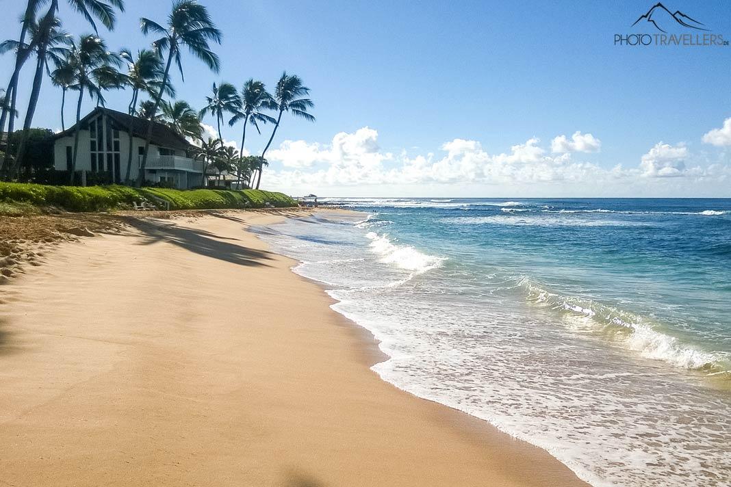 A praia branca em frente ao Castle Kiahuna Plantation & the Beach Bungalows em Kauai