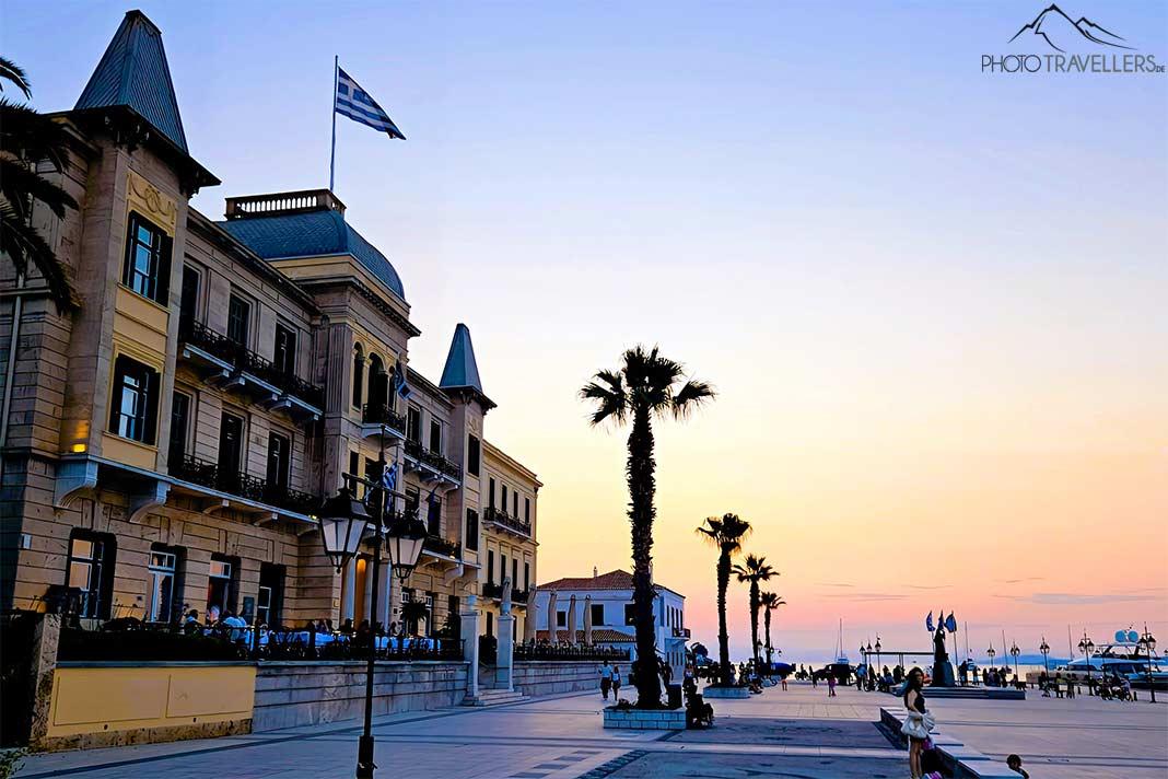 La belle façade de l'hôtel Poseidonion au coucher du soleil dans le port de Spetses