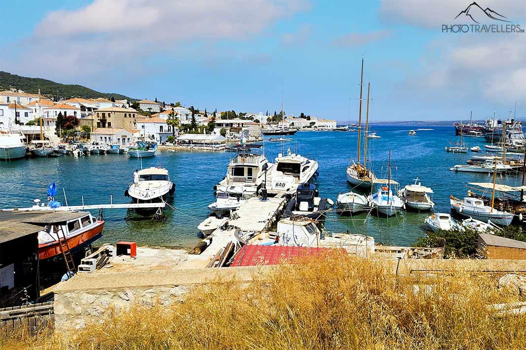 De petits bateaux se rangent dans le vieux port de Spetses avec des maisons en arrière-plan