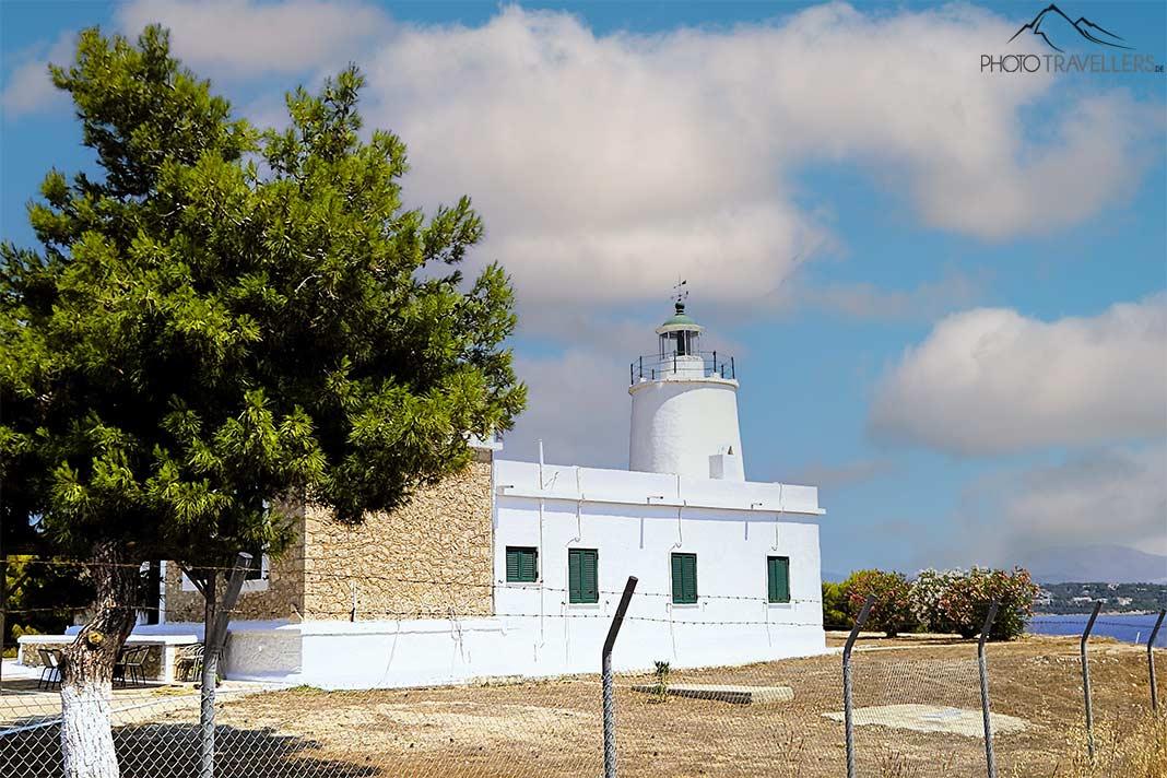 Devant le phare blanc de Spetses se tient un arbre