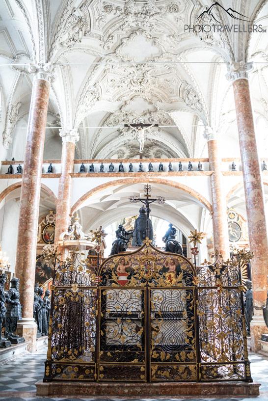 Au centre de l'église Hofkirche : le tombeau de l'empereur Maximilien Ier