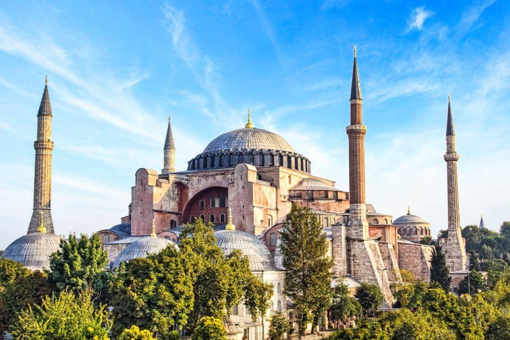 Vue de près de la Hagia Sophia - l'une des principales attractions d'Istanbul