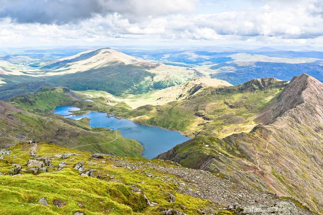 Vue de loin sur le parc national de Snowdonia