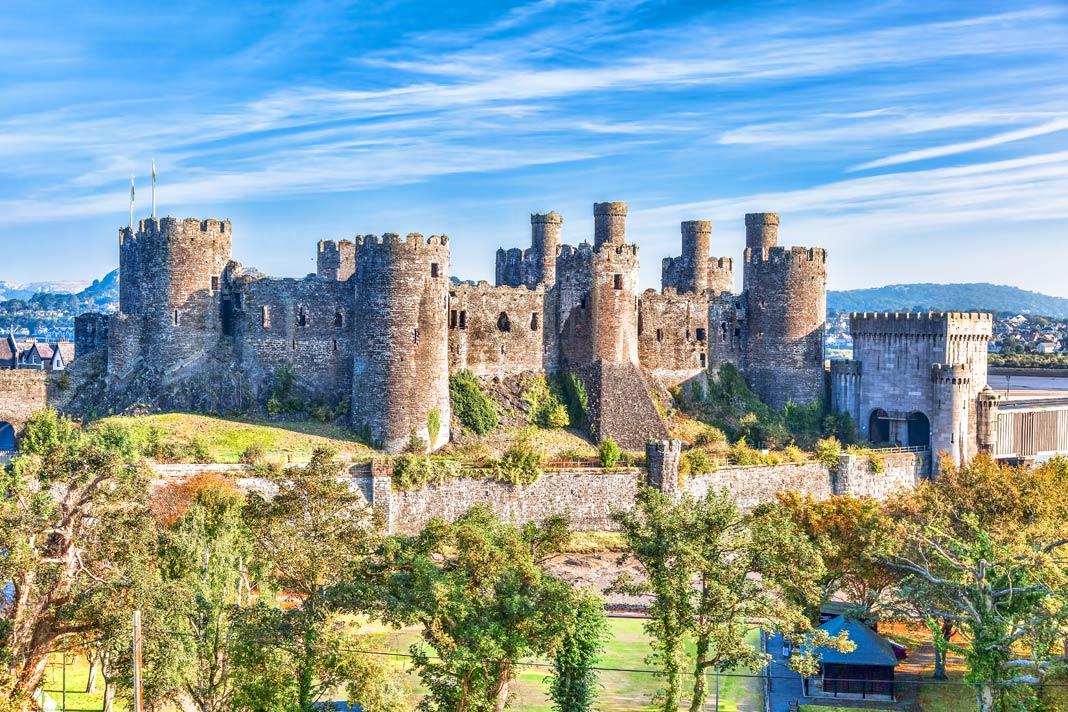 Vue de loin sur le majestueux Château de Conwy