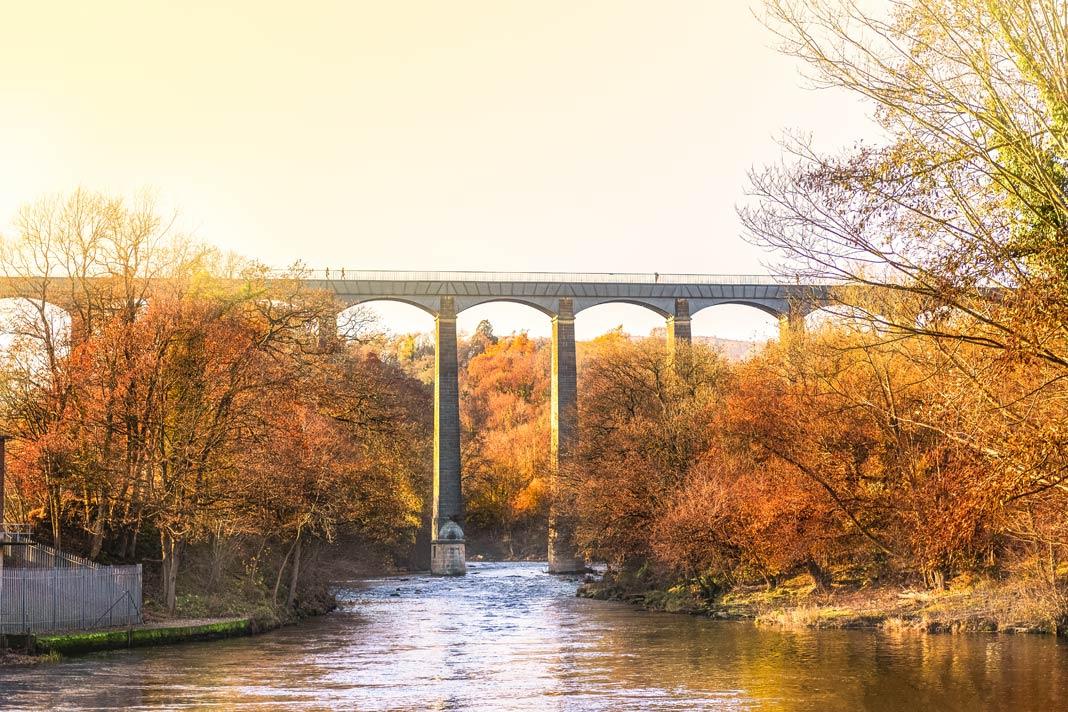 Vue de loin sur l'aqueduc de Pontcysyllte en automne