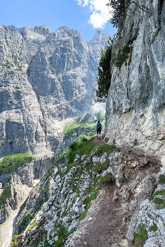 Sendero expuesto hacia el lago Sorapis