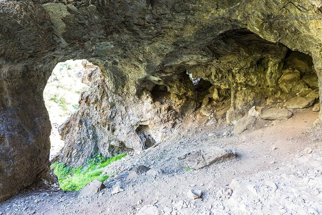 Uma caverna, a Pvottahellir Cave, no caminho para o Glymur