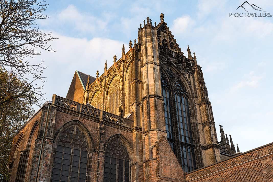 La cathédrale d'Utrecht est éclairée par le soleil du soir
