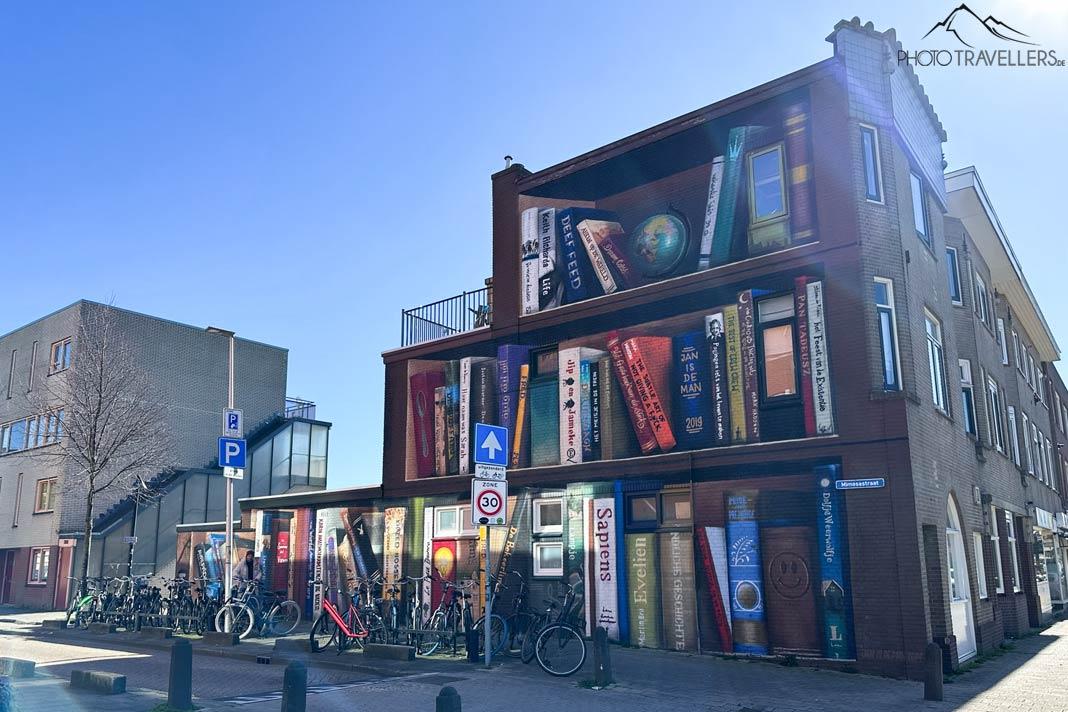 Le graffiti Boekenkast Street Art à Utrecht montre une bibliothèque