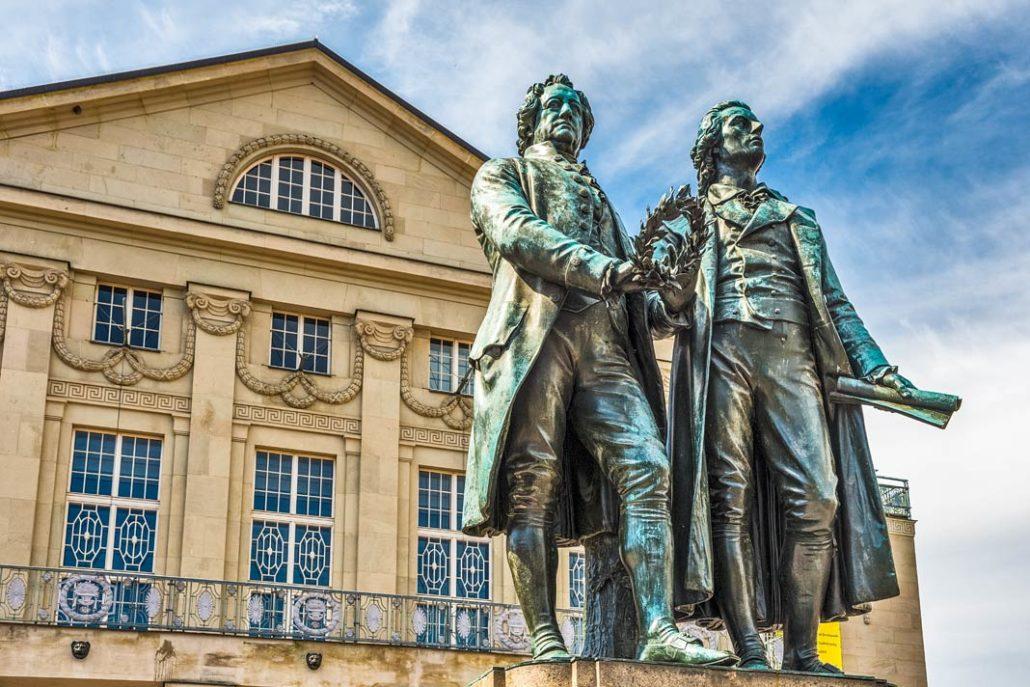 Le monument Goethe-Schiller à Weimar sous le soleil