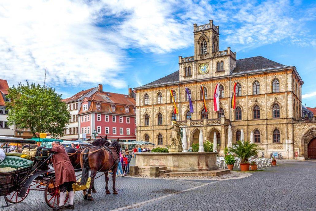 La place du marché à Weimar avec l'hôtel de ville, la calèche et la fontaine