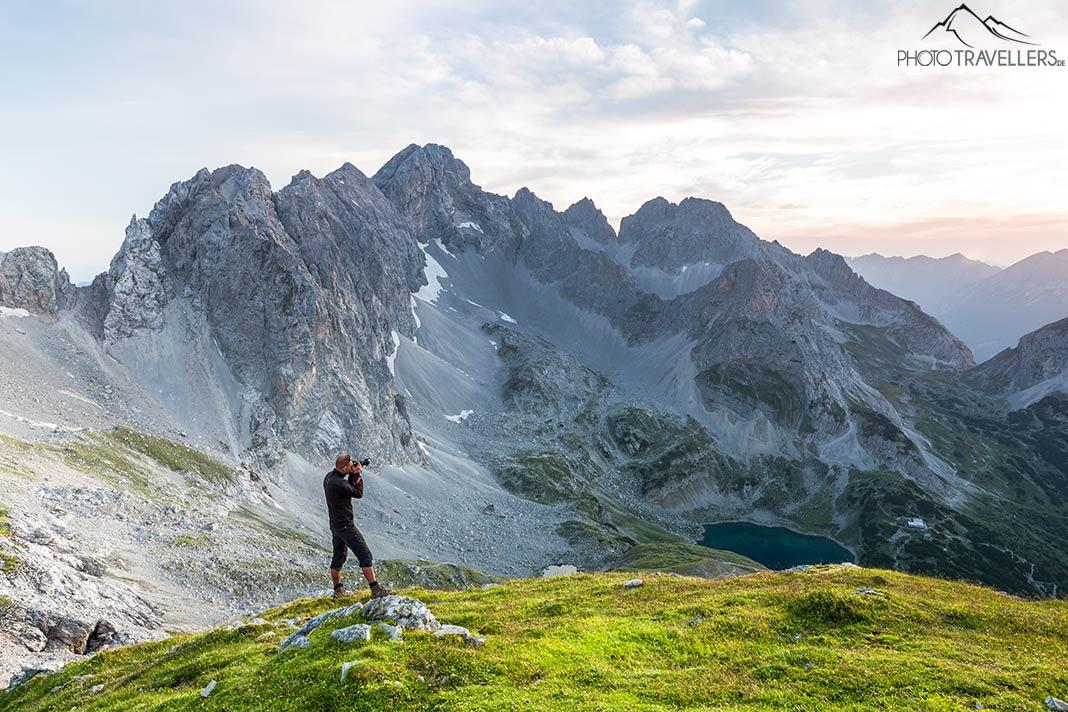 Un fotógrafo en el Hinterer Tajakopf con vista al Drachensee y la Coburger Hütte y el Drachenkopf