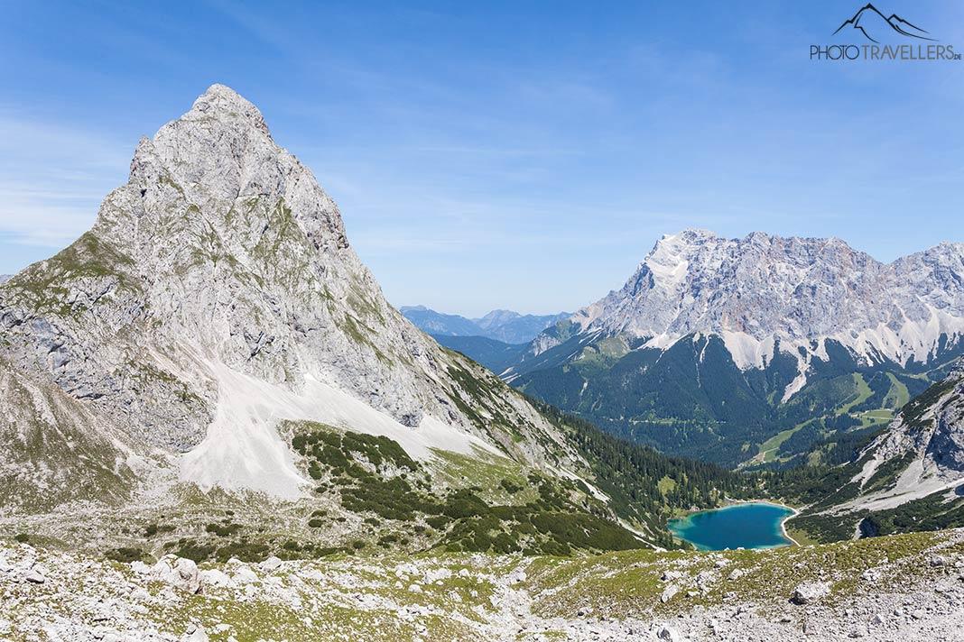 La vista de la Ehrwalder Sonnenspitze con el Drachensee y la Zugspitze detrás