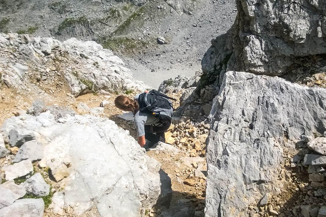 Un senderista en el empinado descenso desde el Drachenkopf
