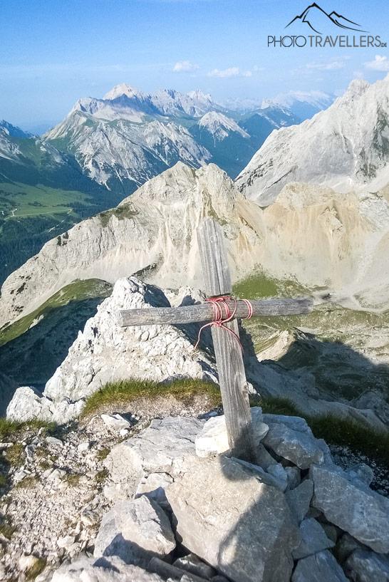 La pequeña cruz de cumbre en el Hinterer Tajakopf