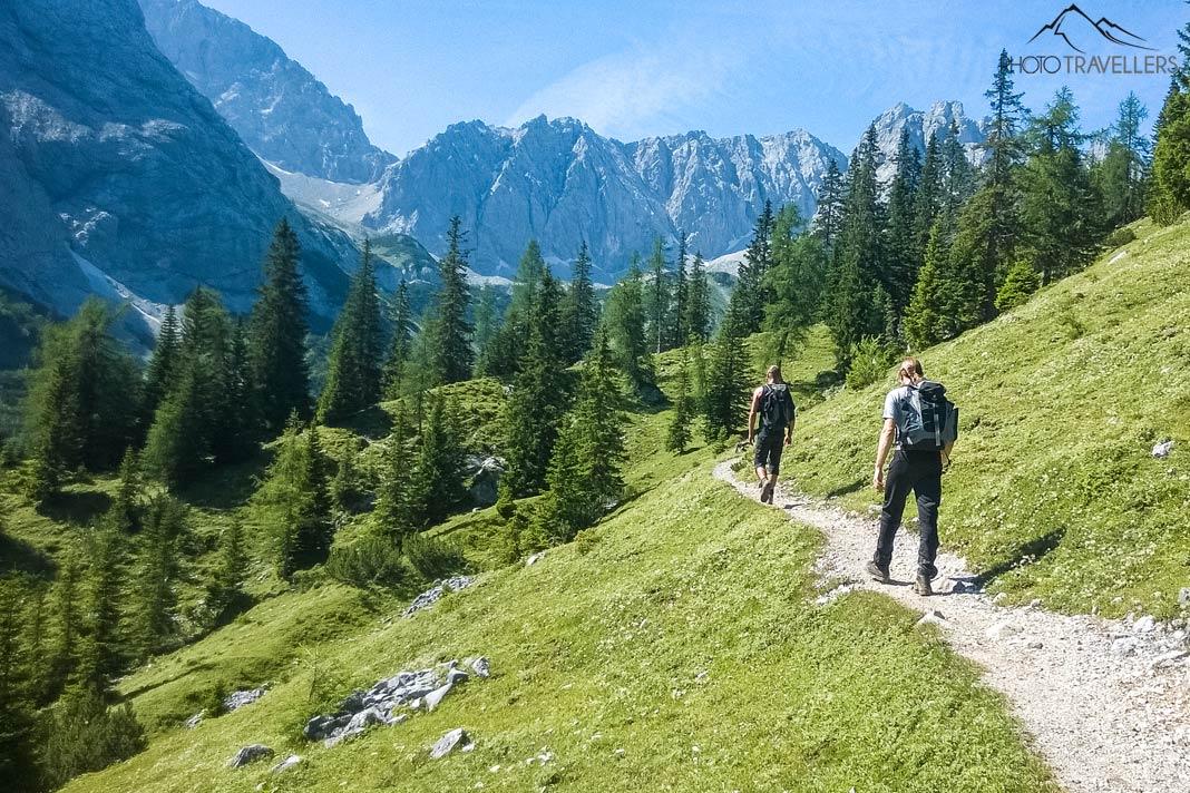 Dos senderistas en un imponente paisaje montañoso de camino al Seebensee