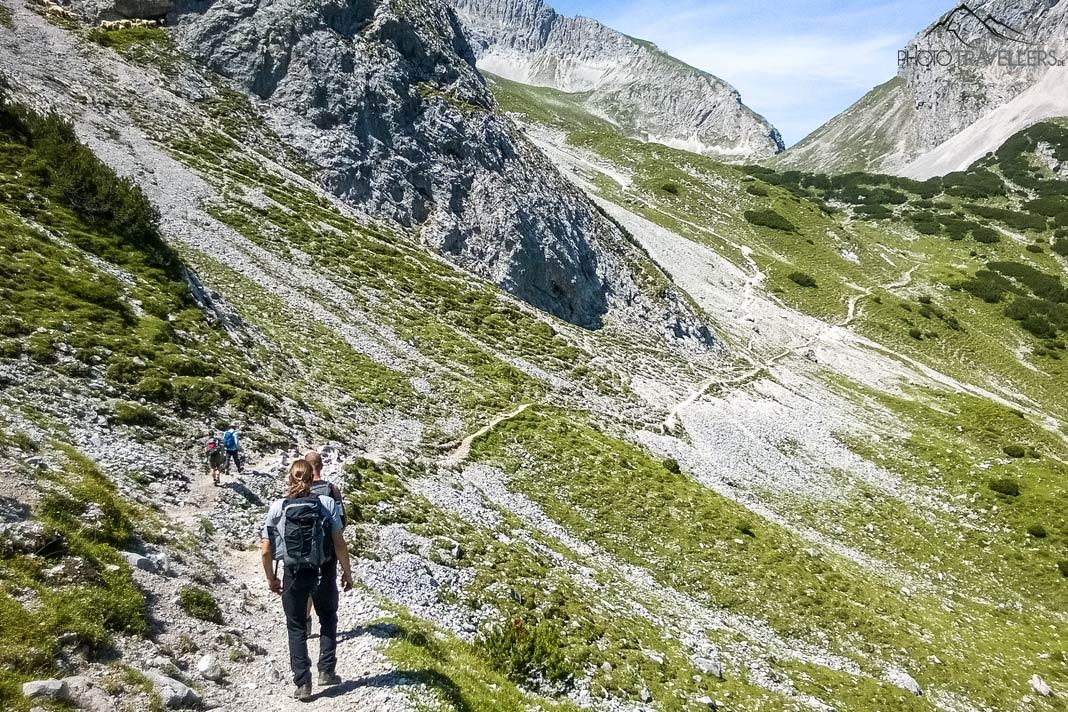 Dos senderistas en el camino hacia el Drachenkopf