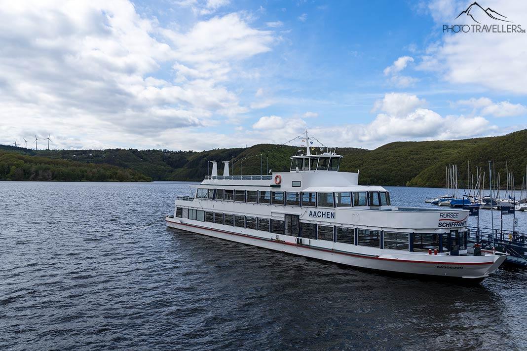 Um barco de excursão no Lago Rur na Eifel