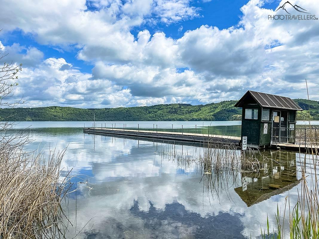 Uma passarela no Lago Laacher
