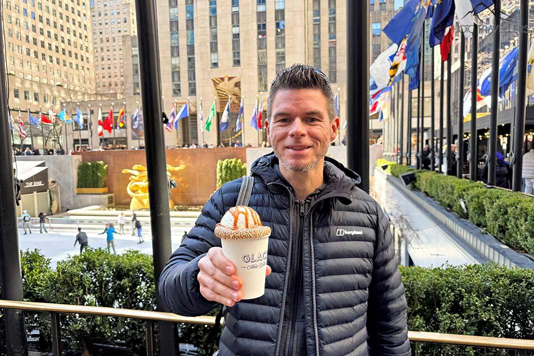 Le blogueur de voyage Florian Westermann avec un chocolat chaud de Glace NY devant le Rockefeller Center à New York