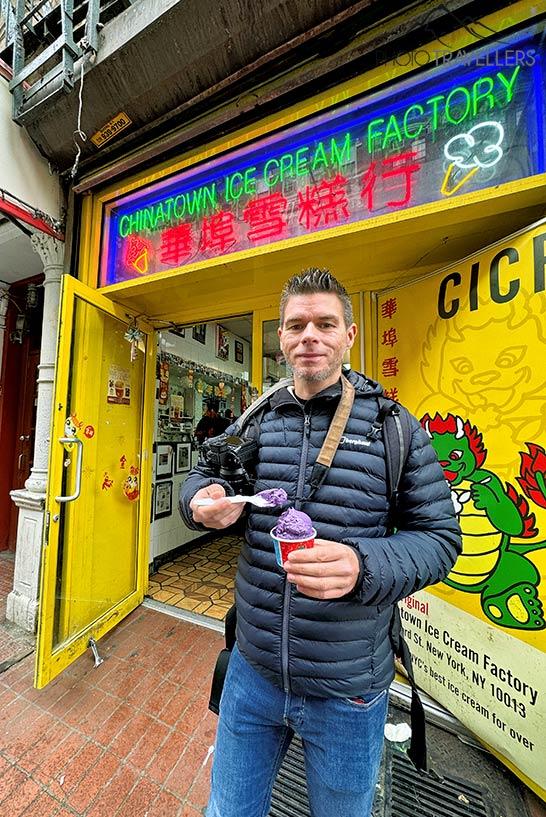 Le blogueur de voyage Florian Westermann avec une glace de la Original Chinatown Ice Cream Factory