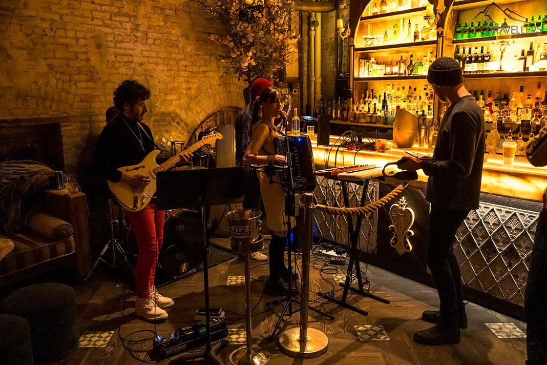 La musicienne Erica Mancini avec le groupe La Banda Chuska au bar Apotheke Chinatown à New York