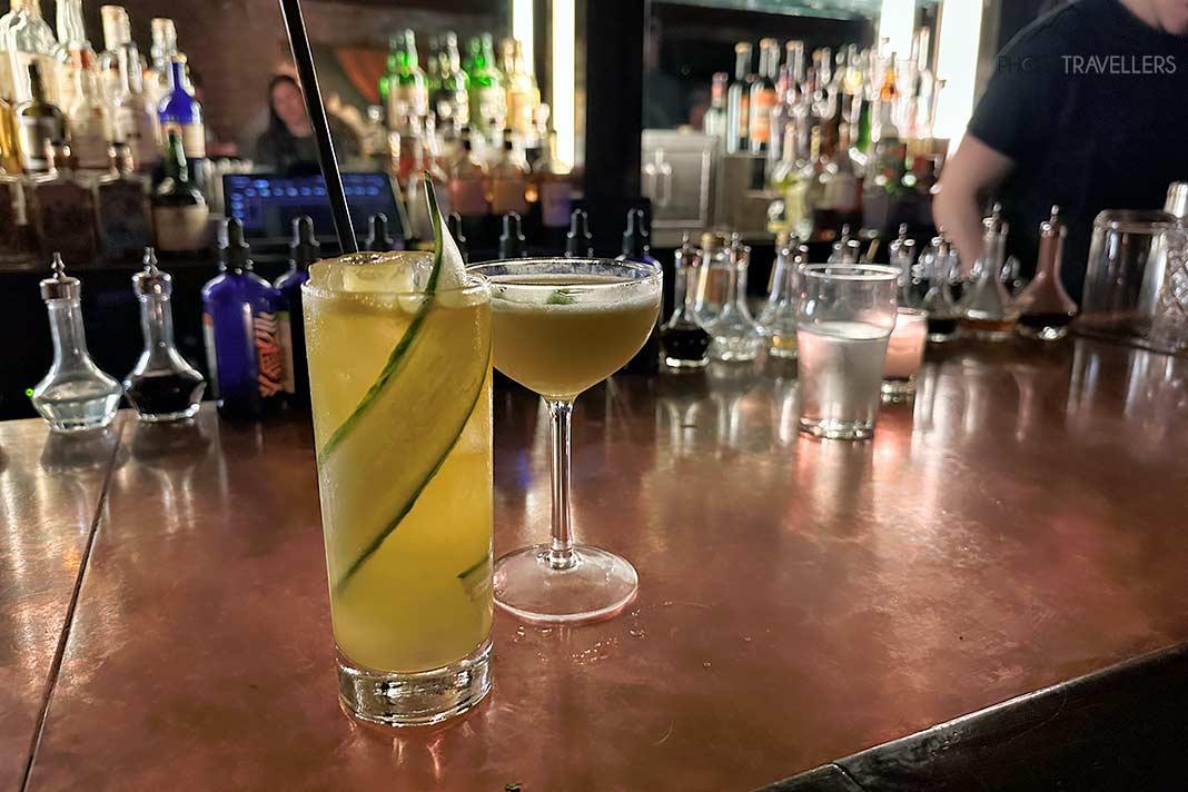 Deux cocktails sur le bar du speakeasy Please Don't Tell à New York