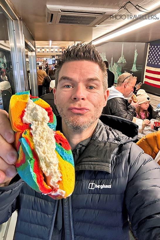 Le blogueur de voyage Florian Westermann avec un Rainbow Bagel aux Liberty Bagels à New York