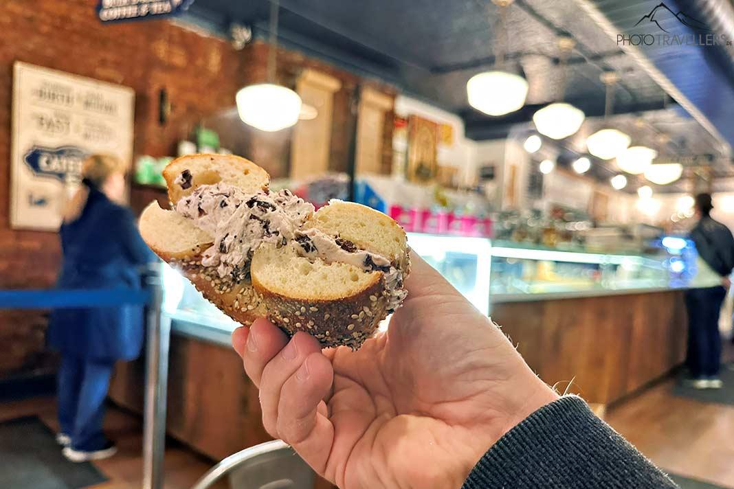 Un bagel coupé en deux chez Murray's Bagel à New York